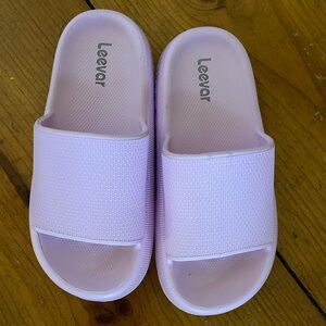 Leevar slides in pink size 8/9